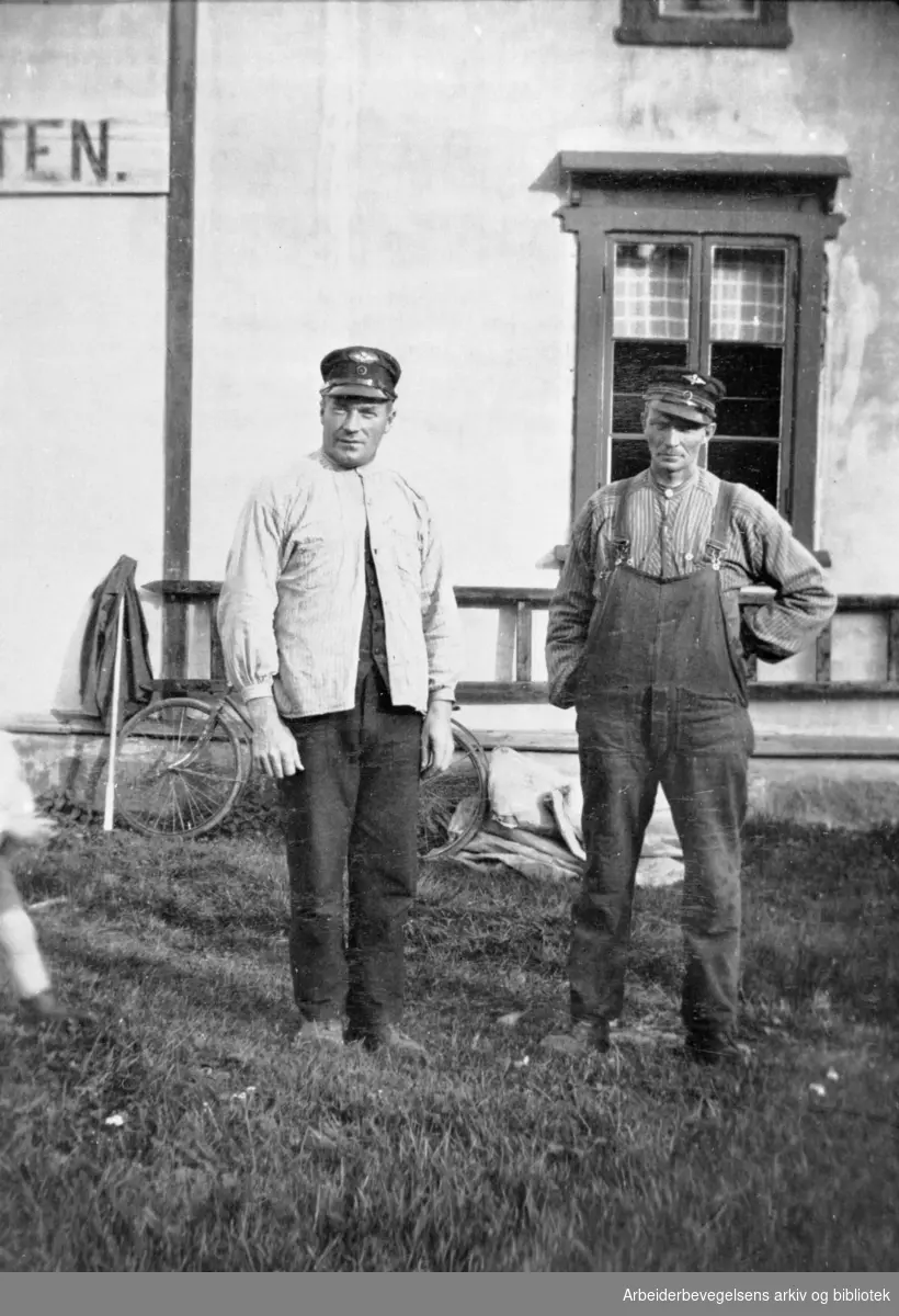 Baneformann J. Skjæret og banevokter Stenshjemmet utenfor vokterboligen på Bråten, 1920.