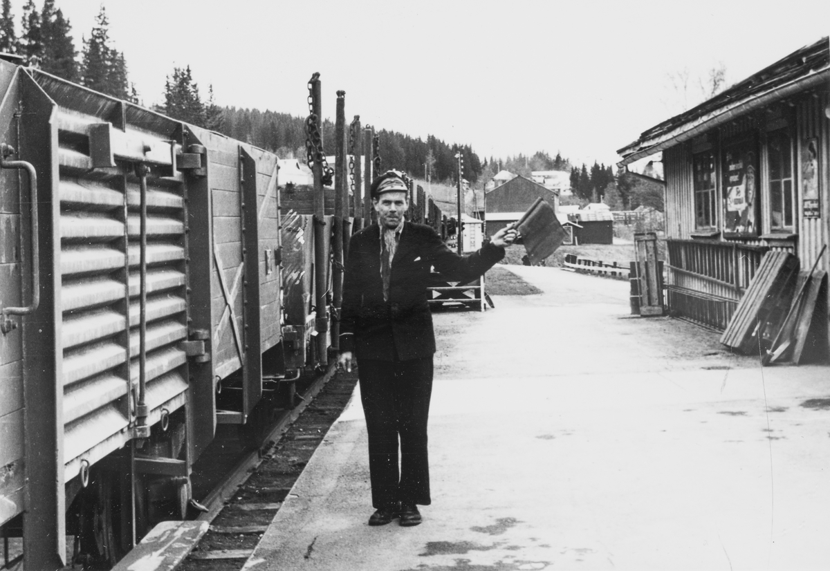 Konduktør Johnny Stenberg gir signal til lokomotivføreren på Meråker stasjon.