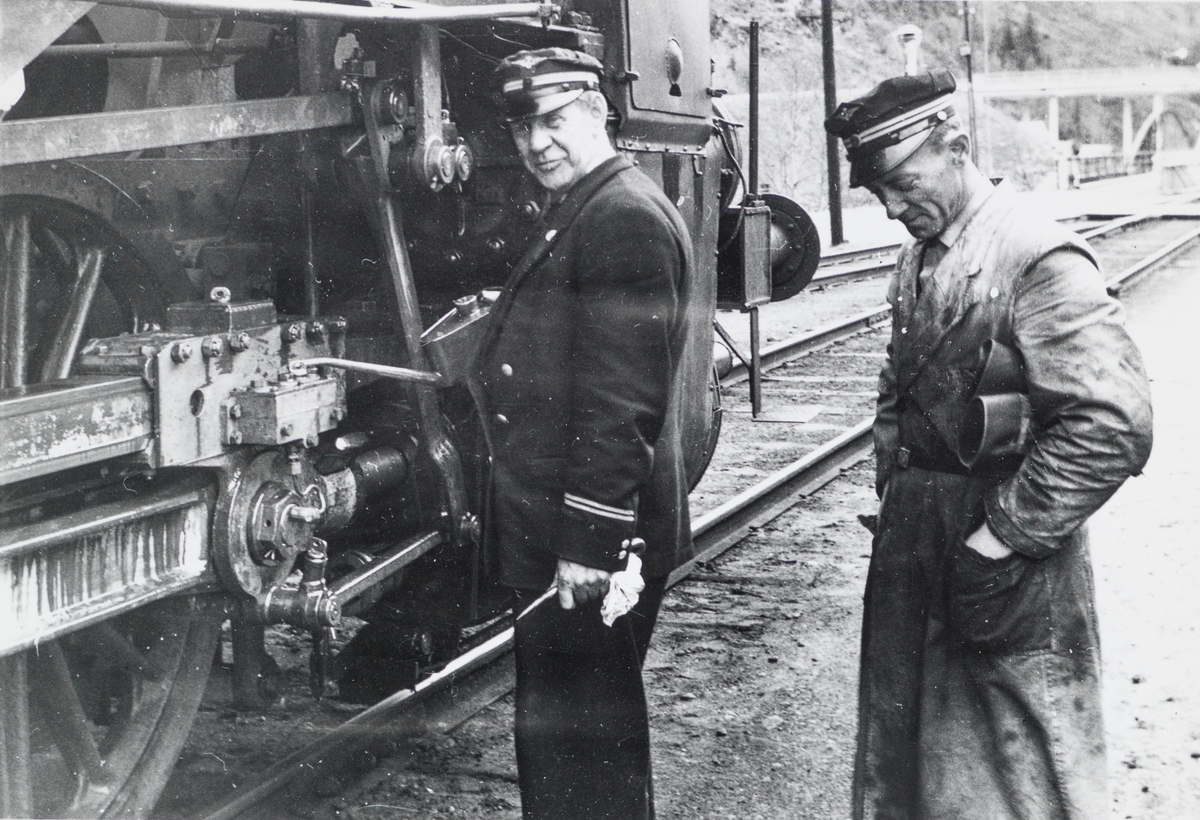 Lokomotivfører Einar Danielsen (til høyre) foran damplokomotiv type 63a.