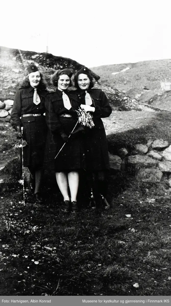 Honningsvåg. F.v. Gunvor Hartvigsen (g. Selvåg), Guri Løvendahl og Bergliot Olsen kledd i speiderdrakter. 17. mai 1948.