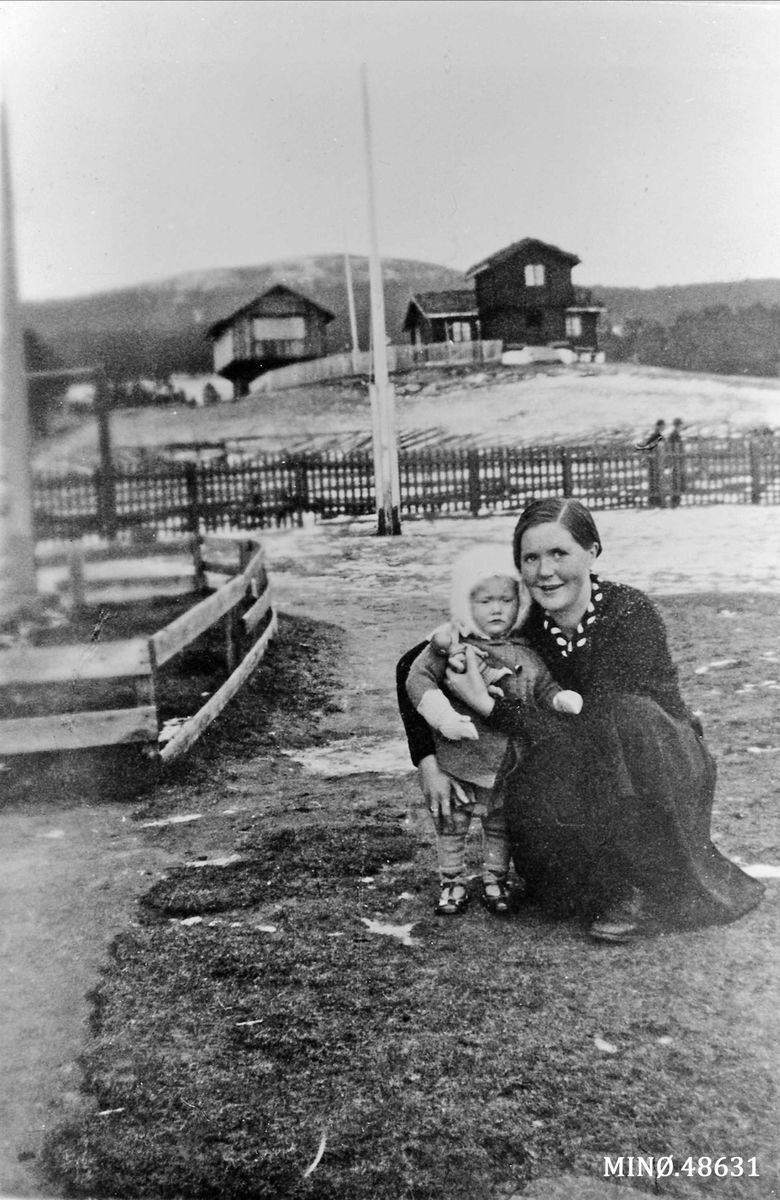 Magnhild O. Hovden, f. Tallerås med Ståle, f. 1/7-1948. 
Ståle Hovden er i dag sorenskriver i Nord-Gudbrandsdalen. 