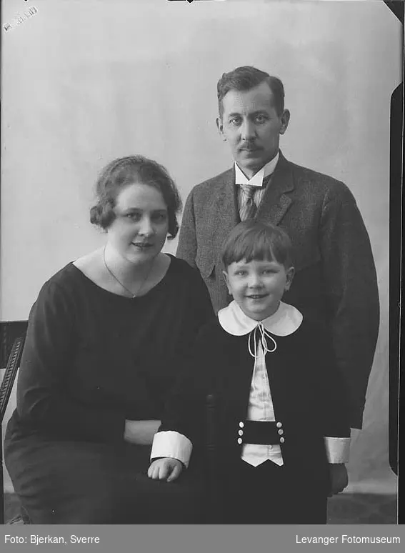 Familien Graff. Dagny Aasenhuus Graff (1898-1993) og Oscar Fredrik Graff (1886-1949) med sønnen Oscar Fredrik Graff.