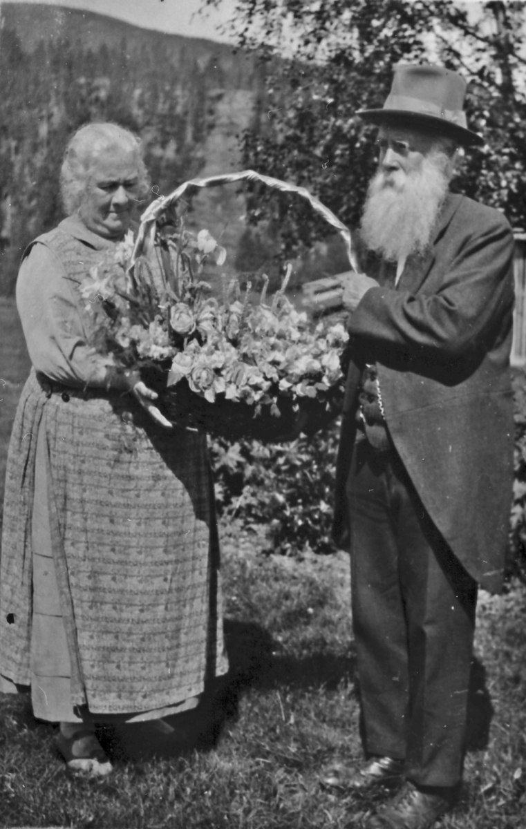 Karen og Ivar Mortenson Egnund med en stor blomsterkurv. 