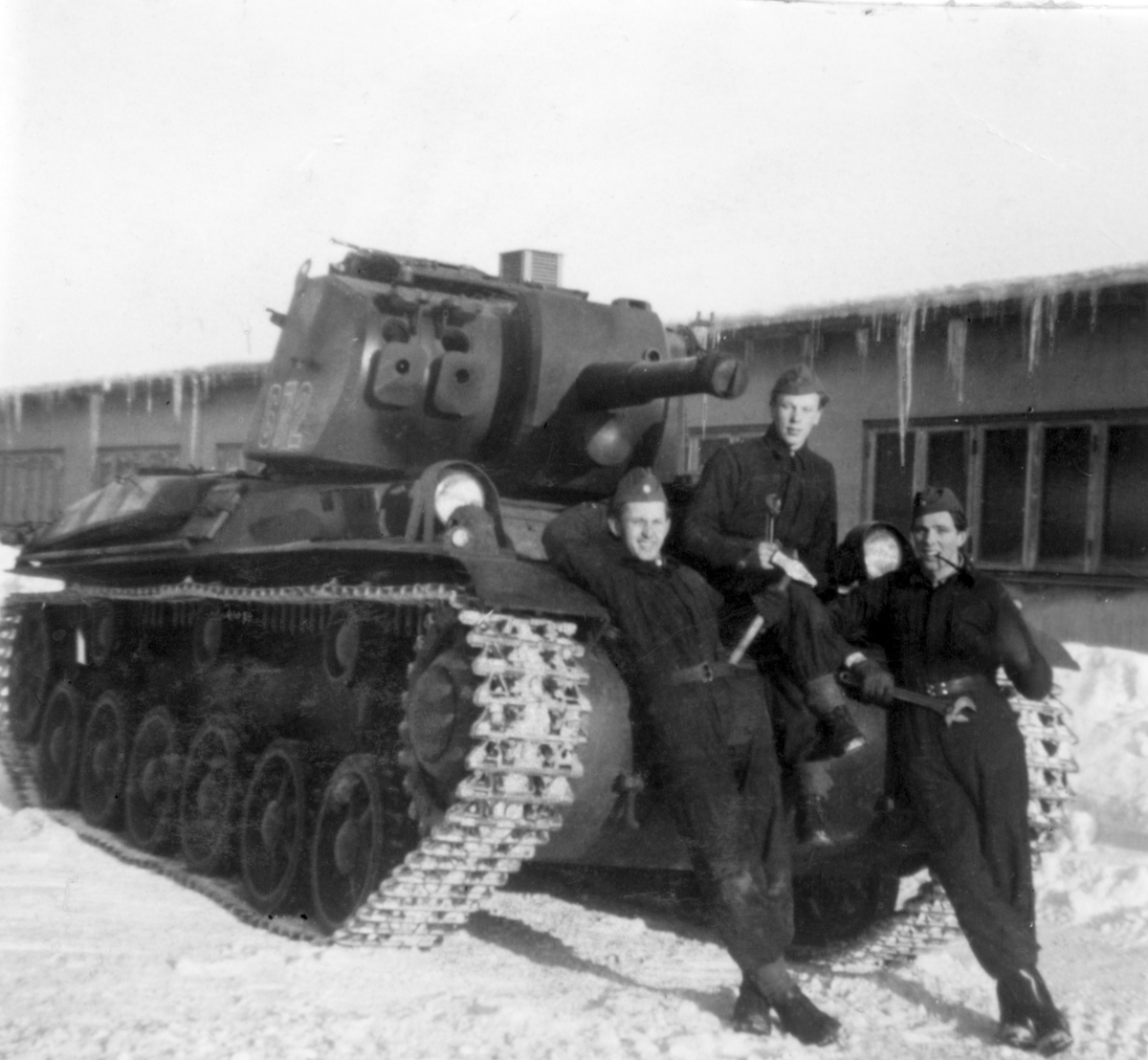 Tre korpralskoleelever framför en stridsvagn på P 4 garageplan.

Milregnr: 672
