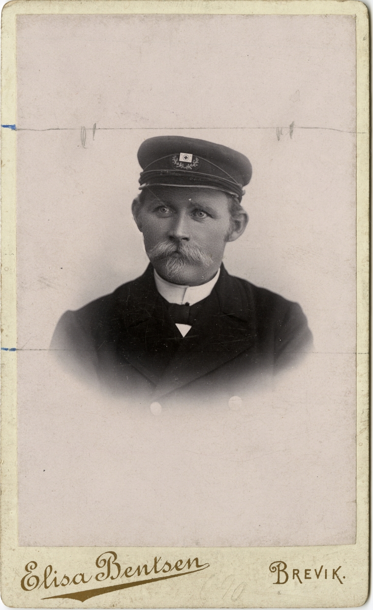 Portrett av E. Engevoldsen, fører på R/S 2 'Langesund' (b.1893, Porsgrunn baadbyggeri)