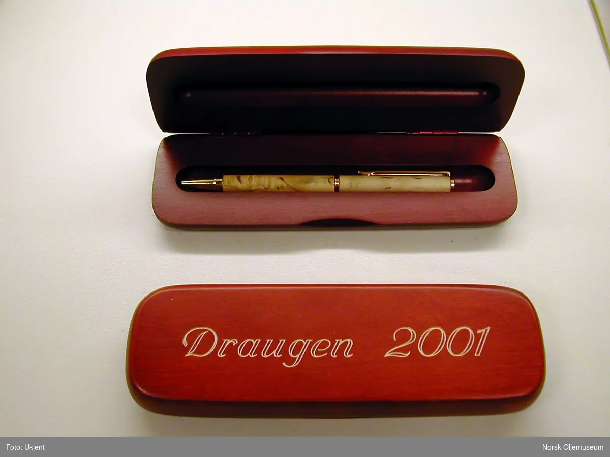 Trehylster med penn som bletilbudt på en auksjon som ble holdt på Draugen i november 2001.