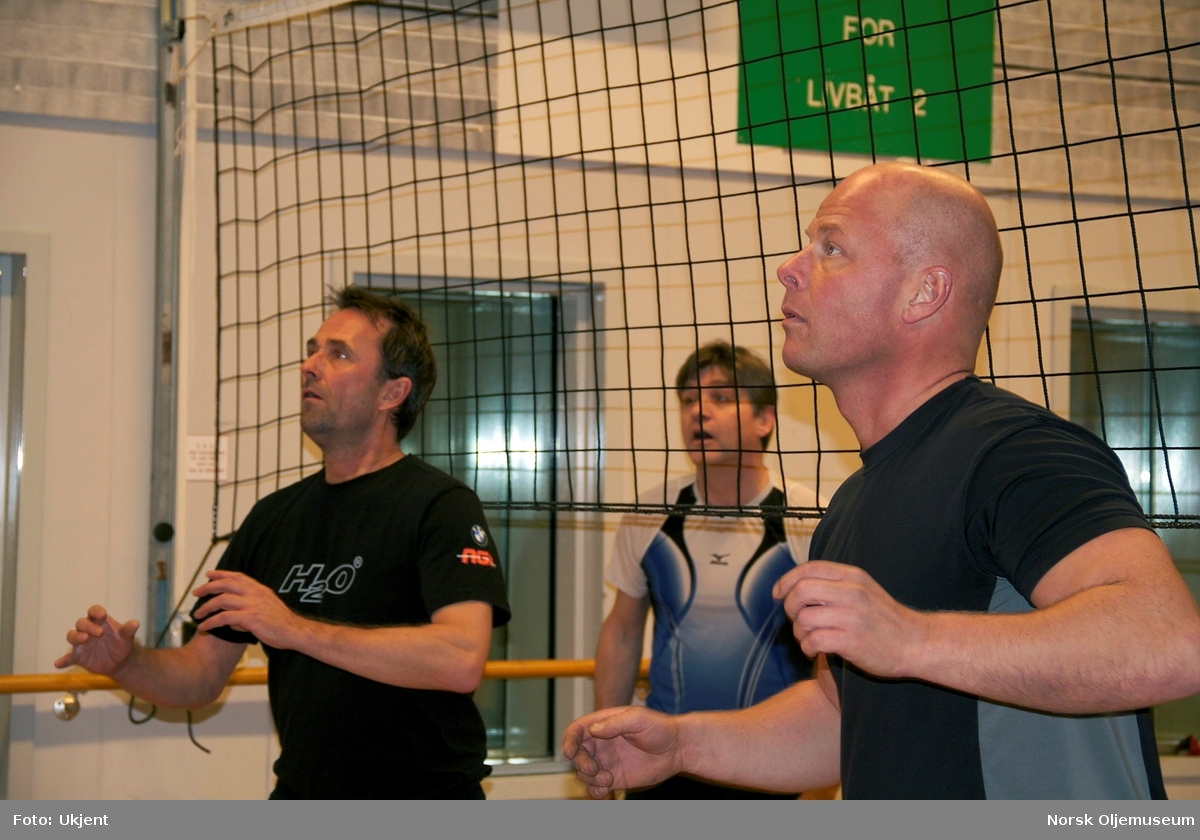 Volleyballspill i romjulen på Draugen mens året 2010 ebber ut.
