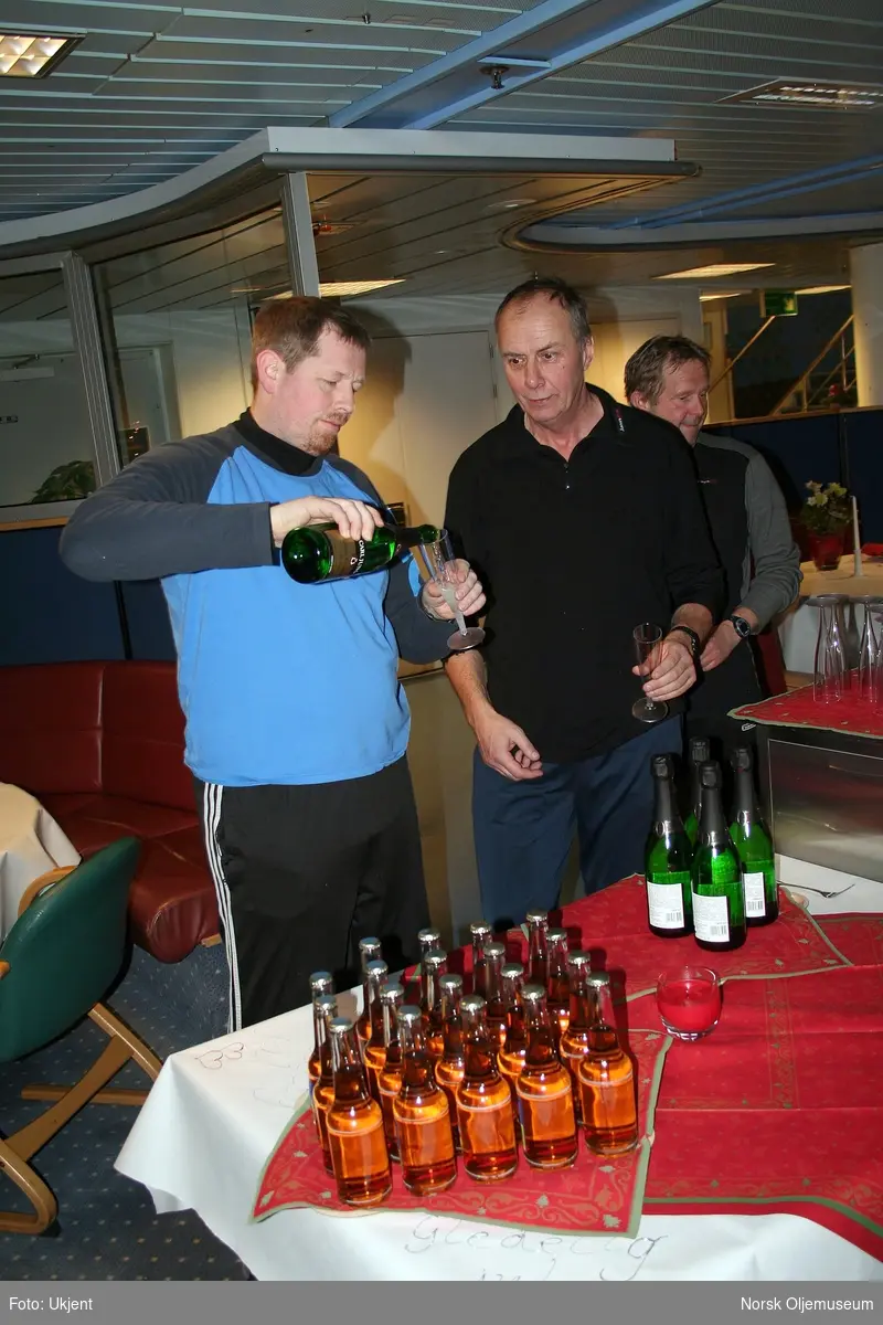 Alkolfri champagne og alkoholfritt øl serveres på Draugen 1.juledag i 2010.