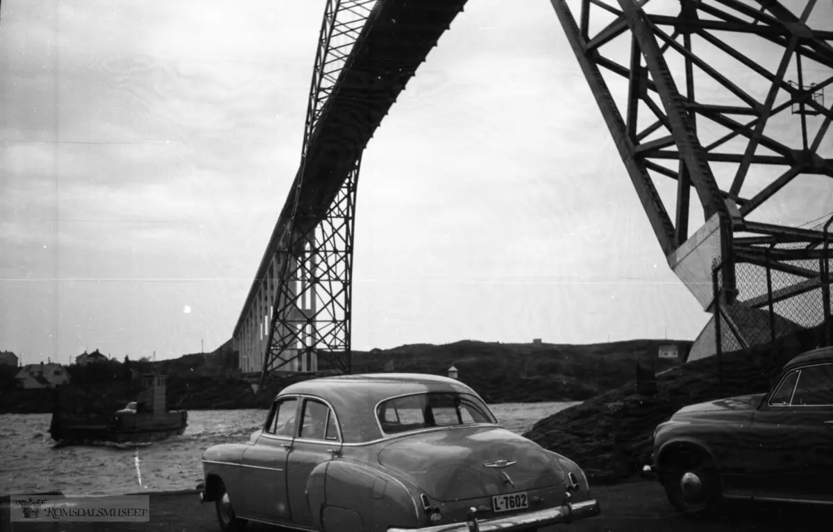"1955"."Tur til Stavanger og Haugesund".Biler venter på "Salhusferga" som går sine siste turer før Karmsund broa åpnes, oktober 1955..Bilene er fra venstre: 1949 Chevrolet Styleline 4 dørs deluxe og Rover P4 1949-55.