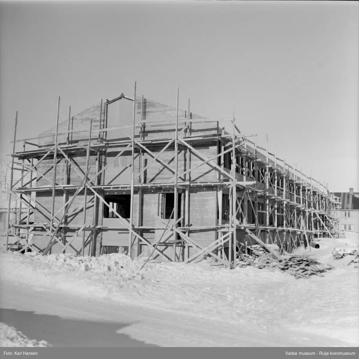 Vadsø 1962. Fylkesmannens administrasjonsbygg, i dag Statens hus,  under oppføring. Bildet er tatt fra syd.