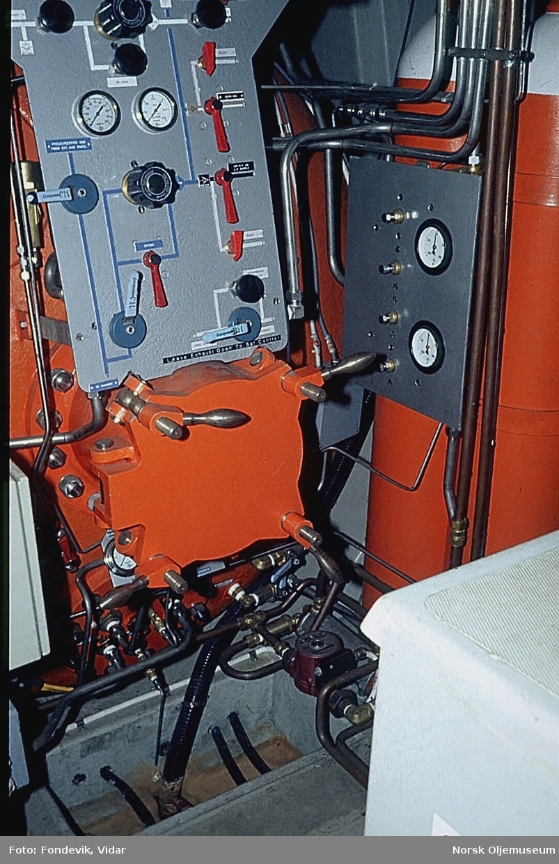Livbåt utstyrt med trykkammer for bruk ved eventuelle redningsaksjoner av dykkkere når det måtte kreves slikt utstyr ved ulykker, brann eller lignende i moderfartøy. Utstyret er avbildet under testdykking i NUI's dykkesenter utenfor Bergen.