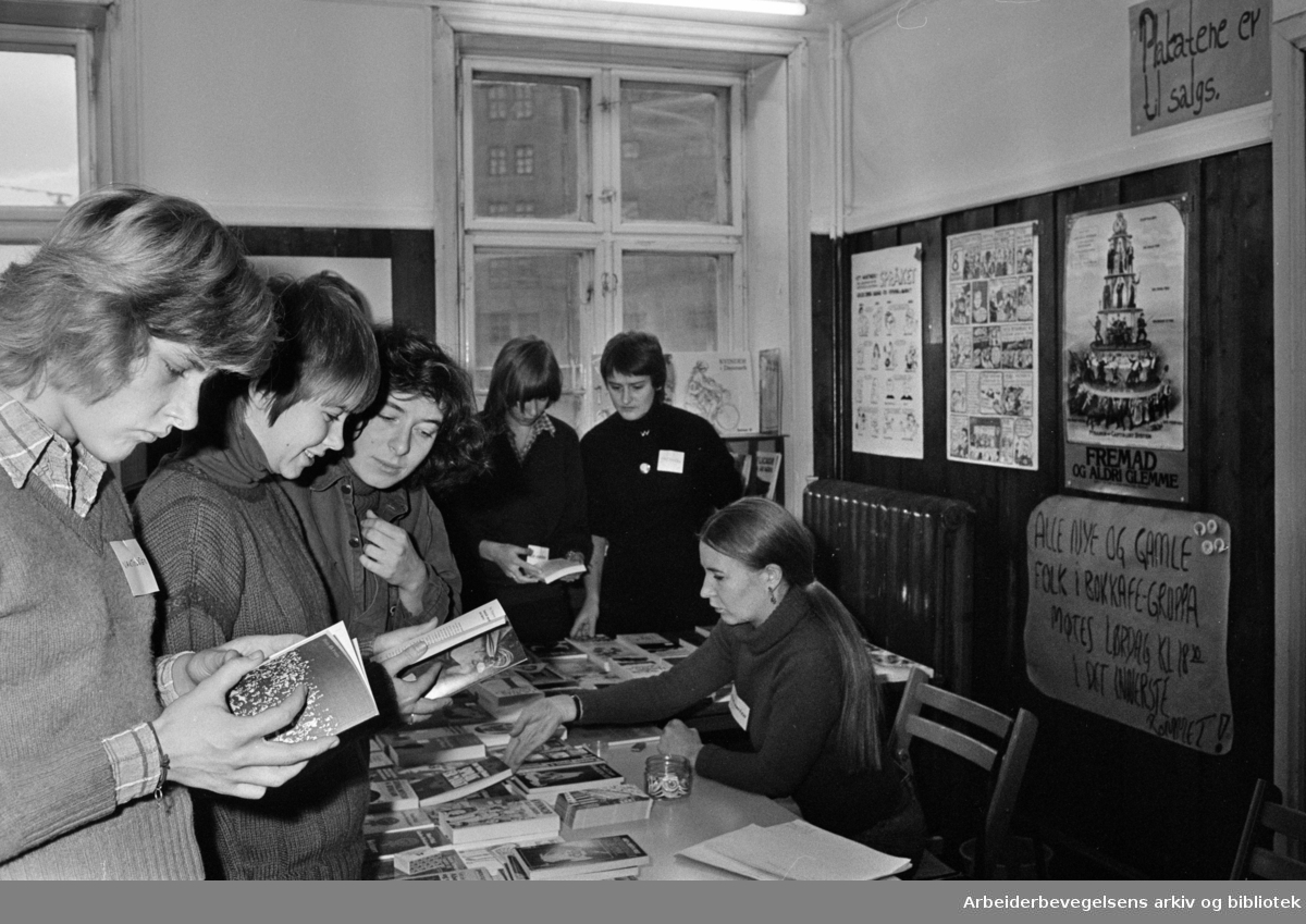 Rådhusgata. Yrende liv på Kvinnehusets åpningsdag.Desember 1975