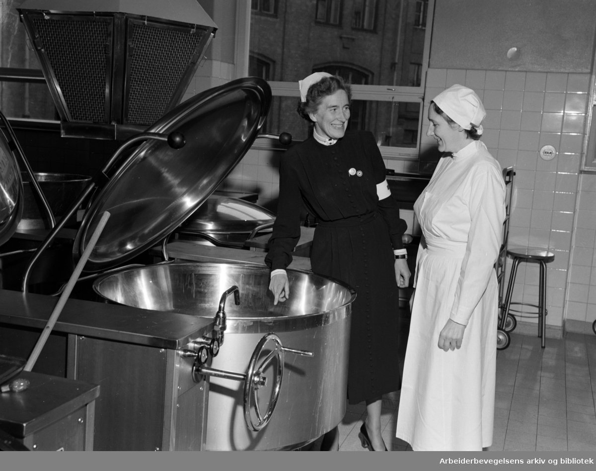 Rikshospitalet: Kjøkkenet. August 1953
