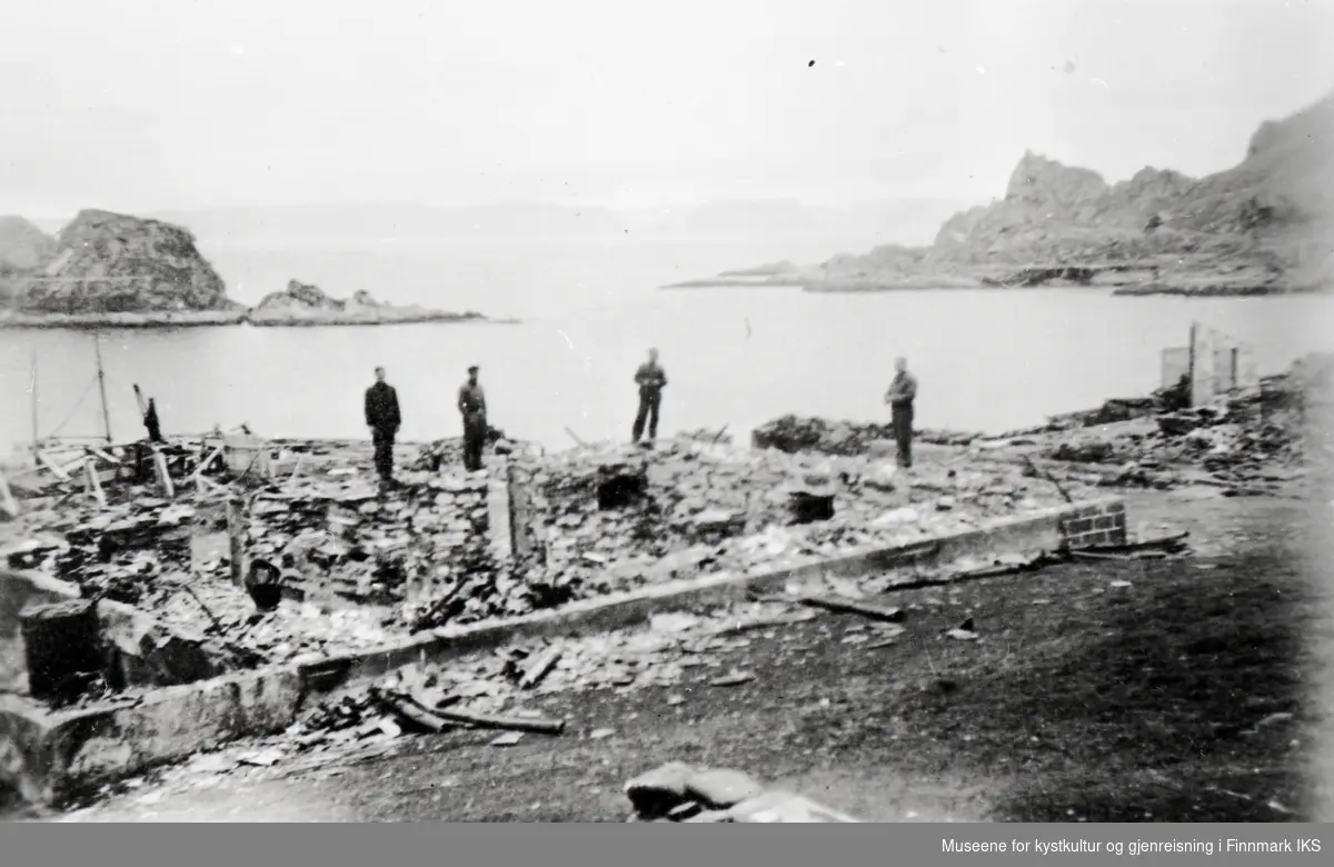 Kjelvik. Ruiner etter krigsødeleggelsen. Juni 1945.