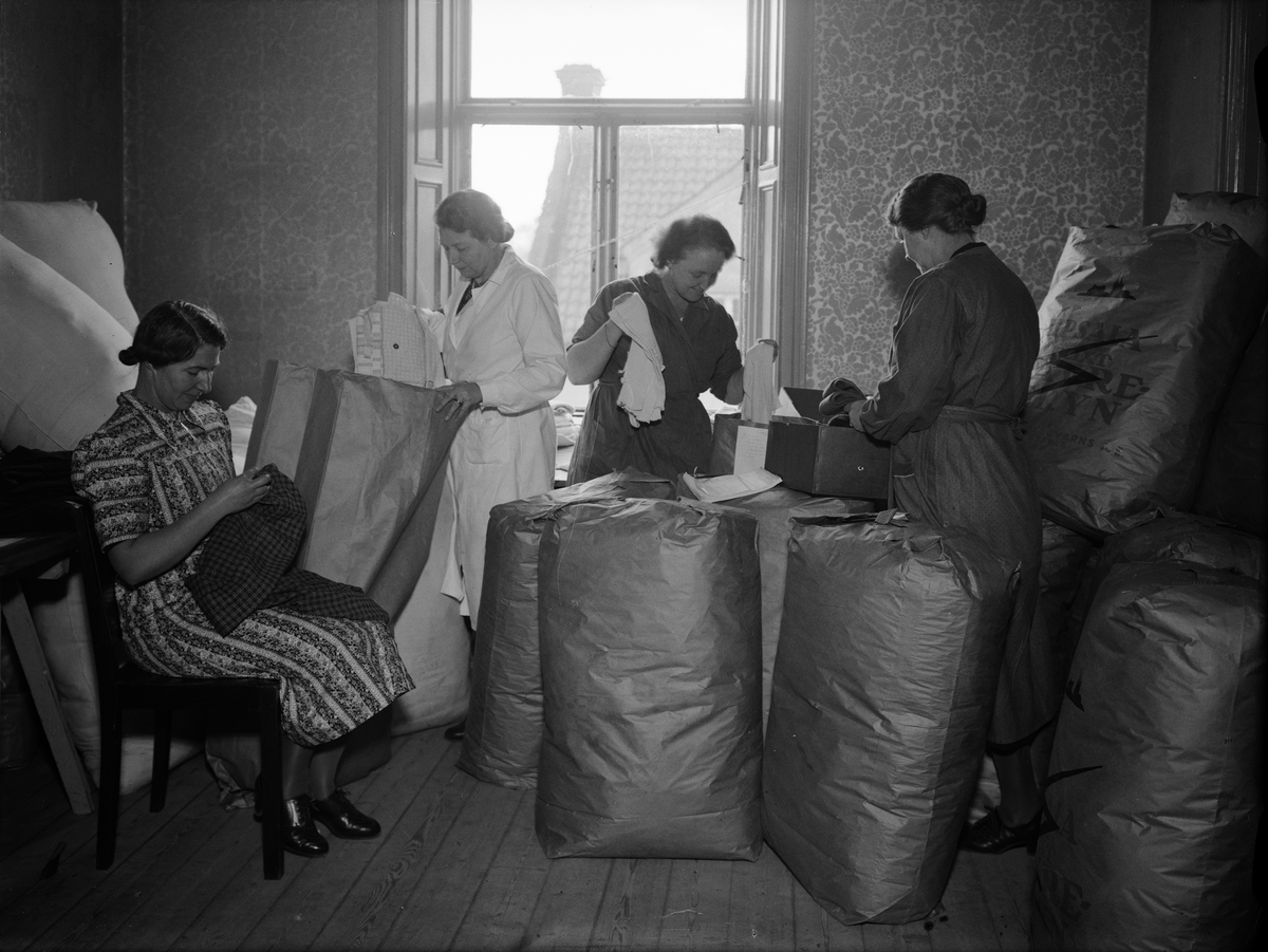Kvinnor packar kläder som samlats in av Svenska Norgehjälpen, Kungsgatan 12
