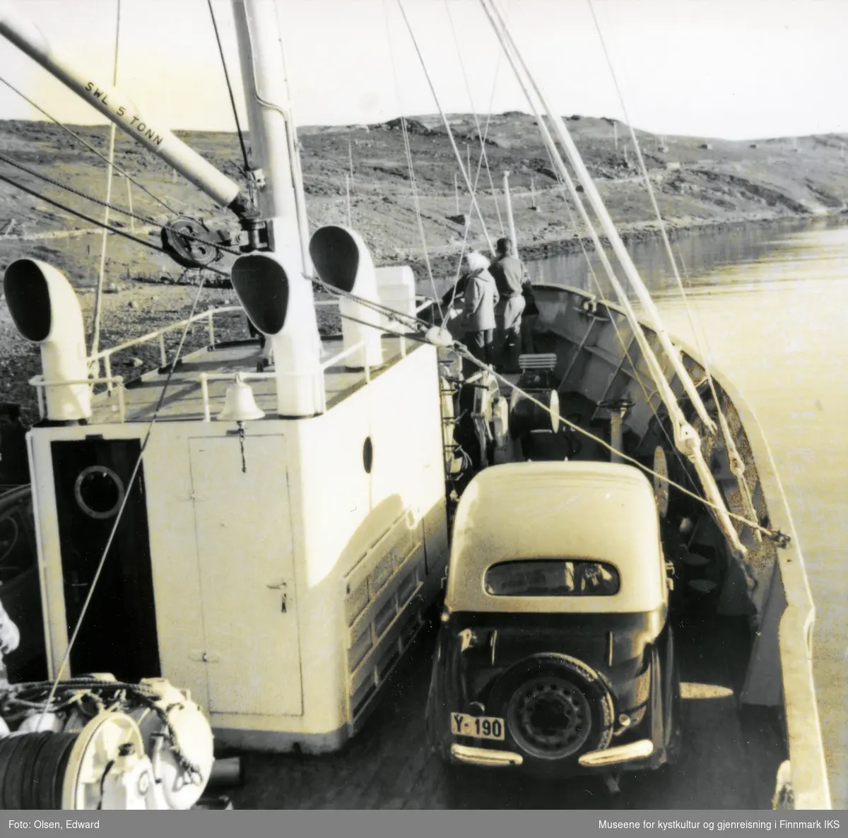 Russenes. En Opel Kadett 1938 modell, registrering Y-190, plassert ved kahytten ombord i lokalbåten M/S 'Ingøy'. Antatt 1957.
