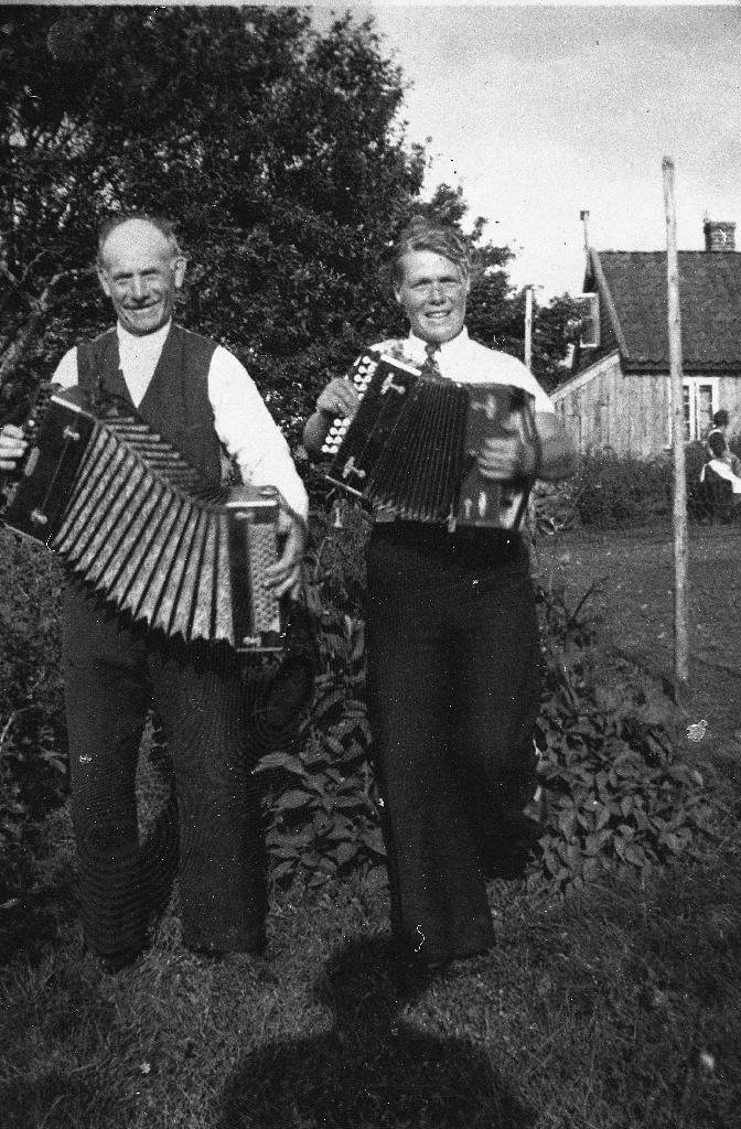 Knut K. Aga (4.11.1885 - 6.7.1959) og Astrid Aga g. Hadland (26.6.1915 - 10.1.1999) med trekkspel. Dei spela mykje til heimebruk.