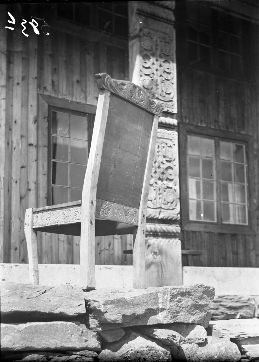 Rikard Berges fotoarkiv. Utskåret grindstol av Asbjørn Dyrdal. R. Berge (Lid). Fotografert 1941.