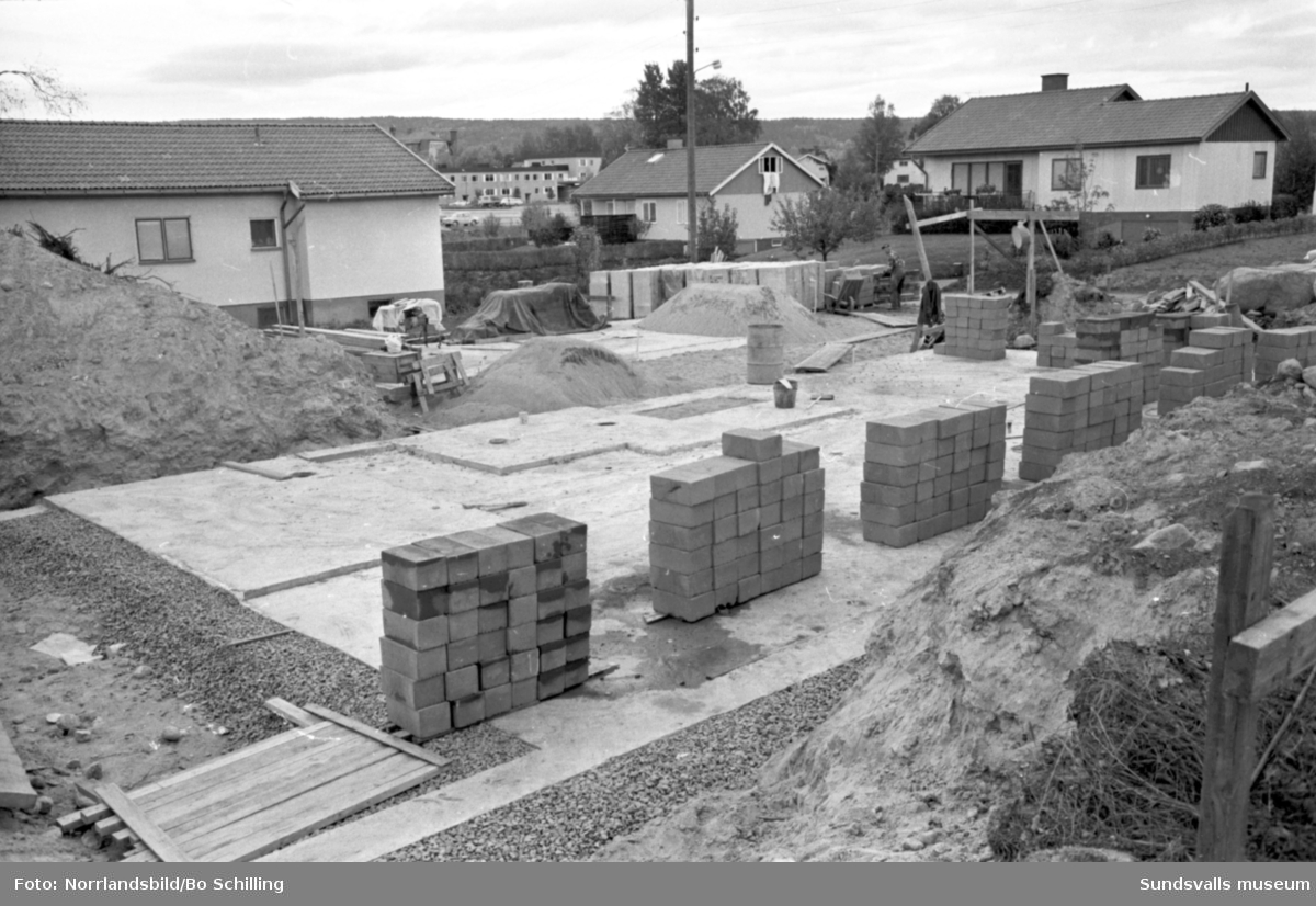 Nybygge av en villa vid Strandvägen 6 i Matfors. Bygget väckte uppseende i grannskapet då det enligt uppgift fanns värdefulla fornlämningar på den aktuella tomten.