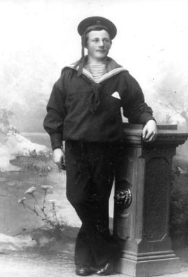 Svart-hvitt foto av Ole Severin Olsen i matrosdress. Han omkom i ei mineulykke ved Lillesand i 1920.. Foto/Photo