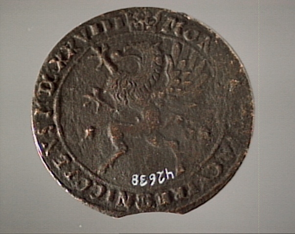 1 öre
Runt mynt
Åtsidan: mitt på myntet det svenska riksvapnet, svagt synligt.
Omskriften med Gustav Adolfs regent titlar svagt synlig.
Ocentrerad prägling.
Frånsidan: en grip i vänsterprofil. Till vänster om gripen siffran 1, till höger versalerna ÖR, svagt synliga. Omskriften på latin med bland annat präglingsåret i romerska siffror, 1628, är delvis läslig.
Ocentrerad prägling.
Nuvarande skick: bägge sidor slitna.
Vikt: 24,8 gram.

Text in English: Round coin. Denomination: 1 öre.
The obverse side has the Swedish coat-of-arms in the centre, faintly legible. The legend has the regent titles of Gustav Adolf of which the latter is faintly visible.
The coin stamp is off-centre.
The reverse shows a griffin in left profile. On the left-hand side is the numeral 1 and to the right the initials ÖR. which appear in capital letters, faintly visible. The legend has a Latin inscription and the year of coinage, 1628, in Roman numerals. The Latin inscription on the legend is partly visible.
The coin stamp is off-centre.
Present condition: both sides are worn.
Weight: 24,8 gram.