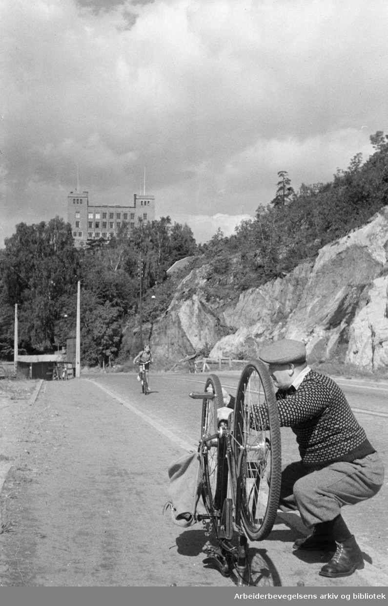 Mosseveien med Sjømannsskolen i bakgrunnen. August 1948