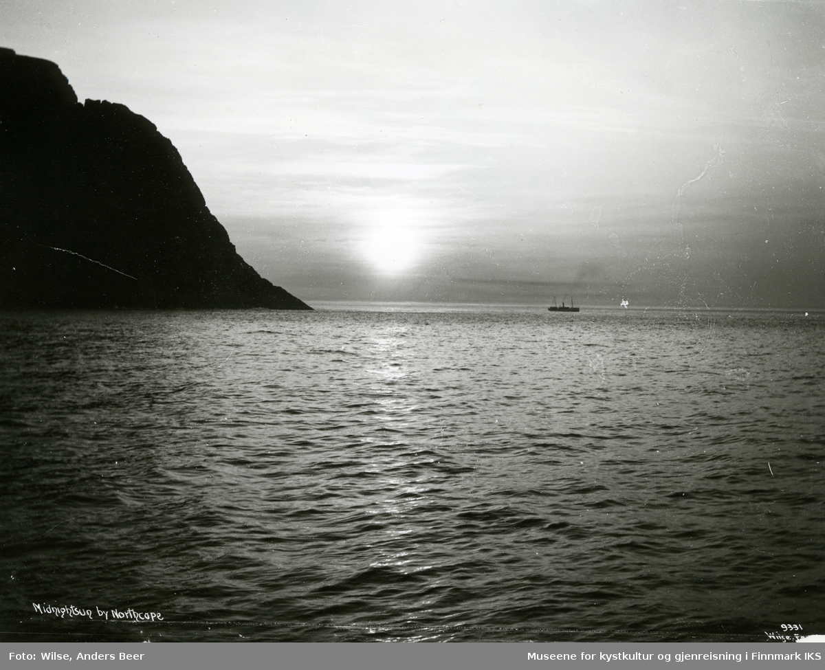 Midnattsol. D/S "Neptun" i nærheten av Nordkapp. 12.08.1908. (Originalnegativet eies av Norsk Folkemuseum, W 09331)