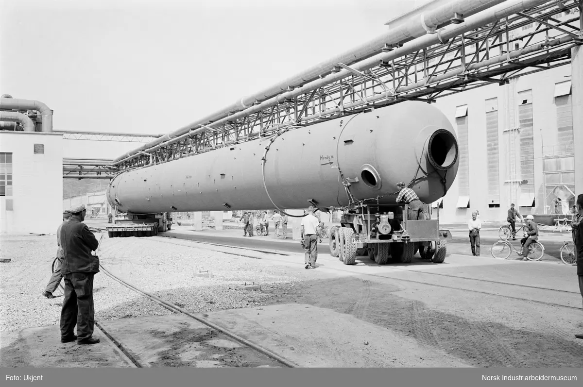 Transport av 94t kolonne fra Urea H.T. til ammoniakkfabrikk.