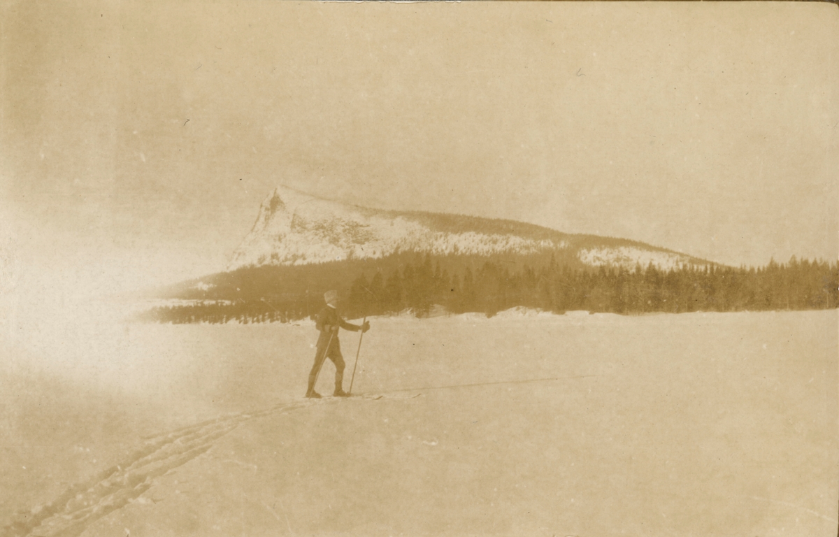 Fotoalbum innehållande bilder från åren 1915-1917 föreställande Jämtlands fältjägarregemente I 23.