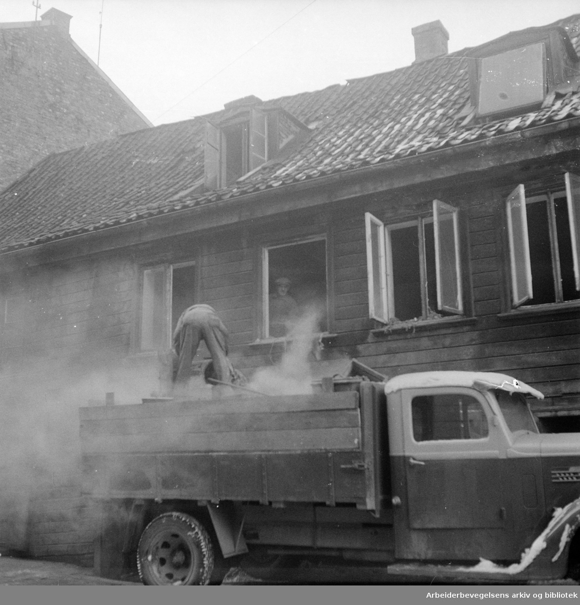 Lakkegata. Gamle hus rives. Januar 1957