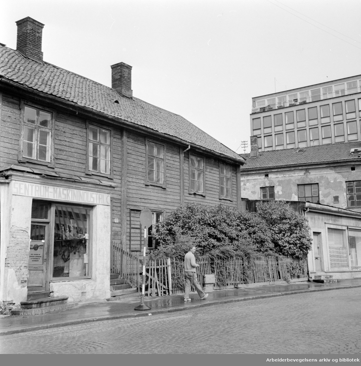 Klingenberggt. 11 og 9 må vike plassen for storbygg..August 1958