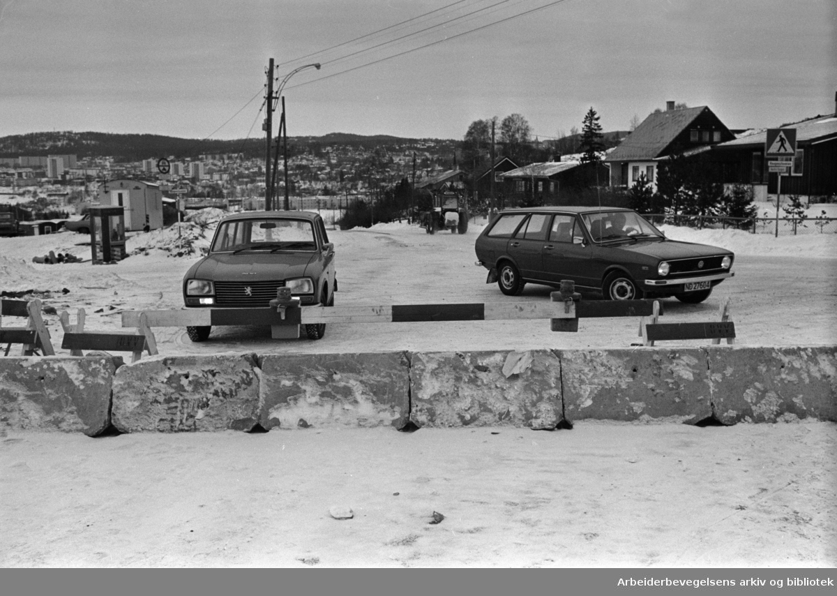 Høybråten. Betongblokker ser ut til å være det eneste som nytter for å hindre bilister å kjøre Høybråtenveien..Januar 1976