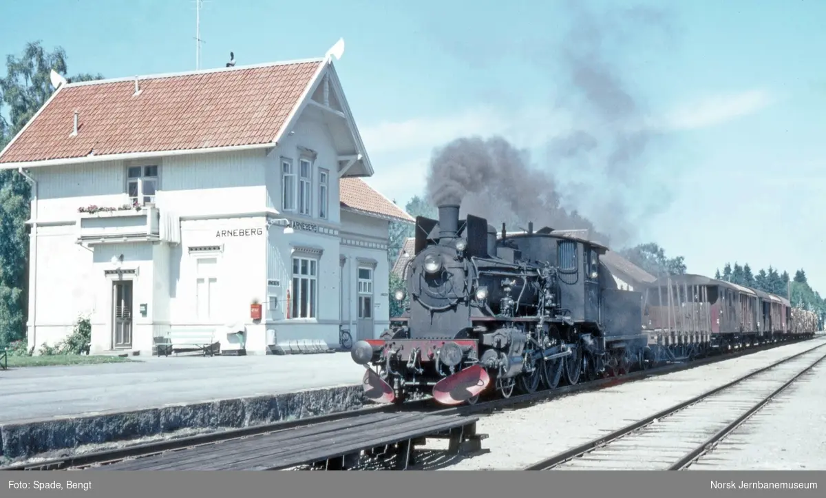 Damplokomotiv type 27a nr. 234 med godstog på Arneberg stasjon.