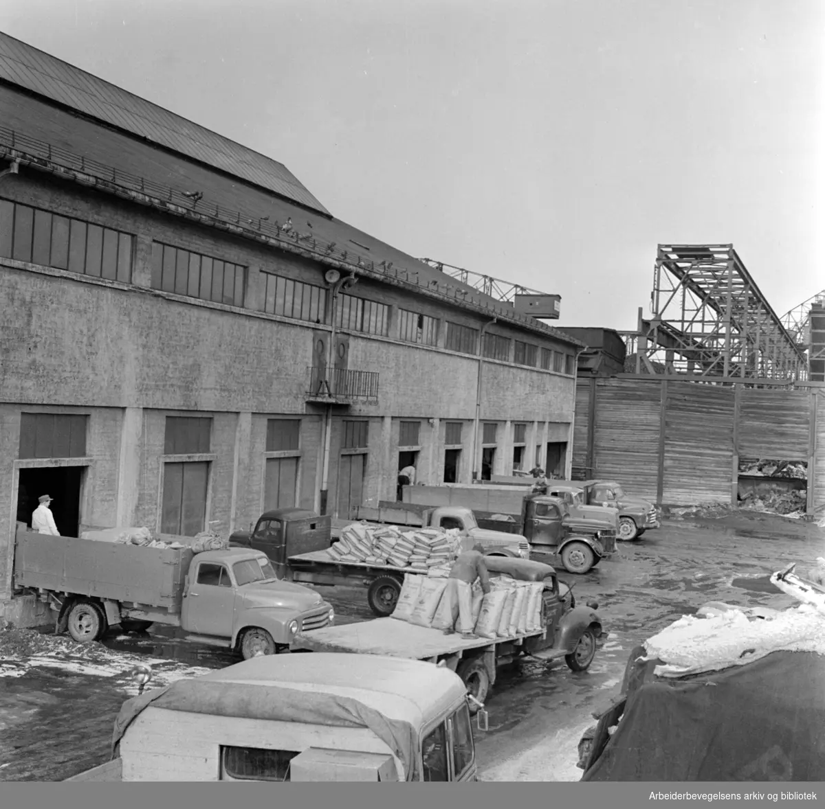 Havna. Filipstad. NKLs lagerbygg. Mars 1958
