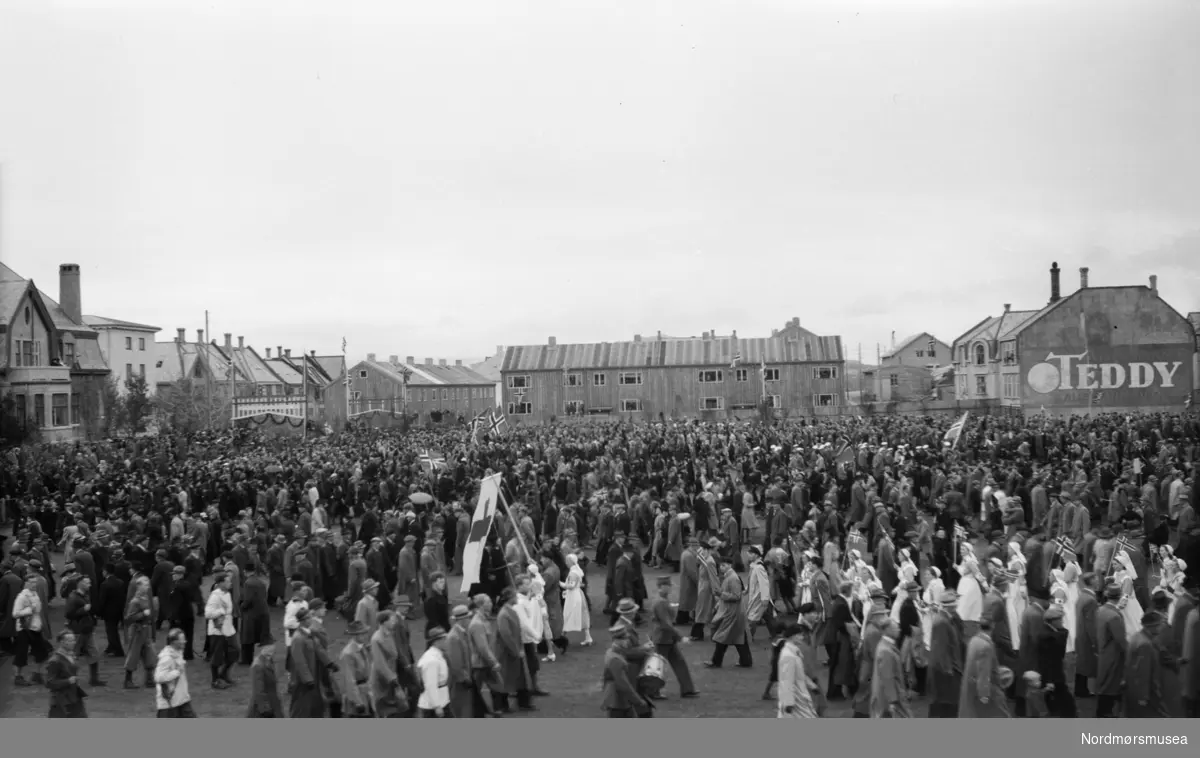 Foto trolig fra feiringen for avslutningen på 2. verdenskrig i Kristiansund - muligens 17. mai 1945. Fra Sverdrupsamlingen ved Nordmøre museums fotosamlinger.