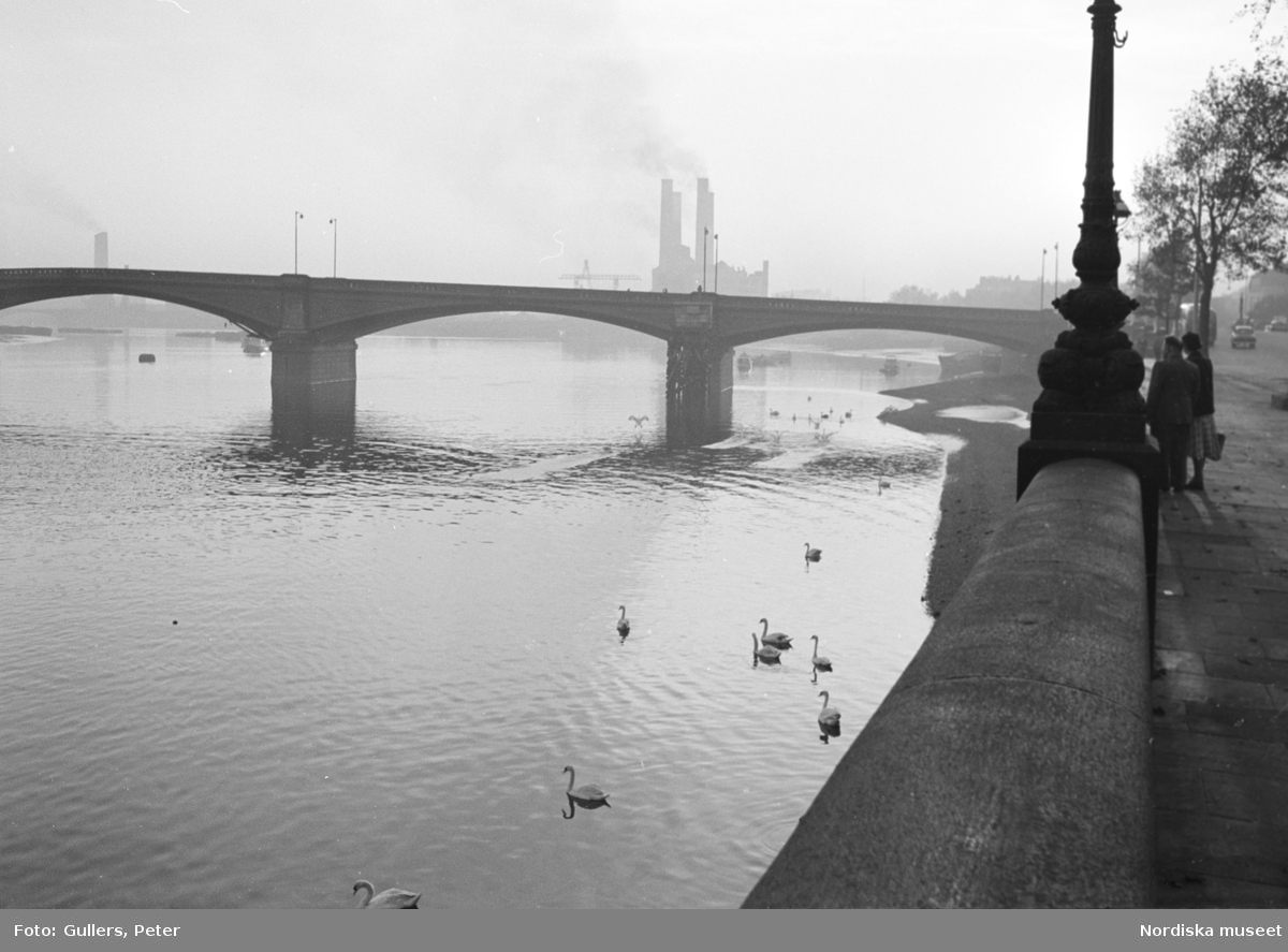London. En bro över Themsen. Rykande fabrikksorstenar i bakgrunden.