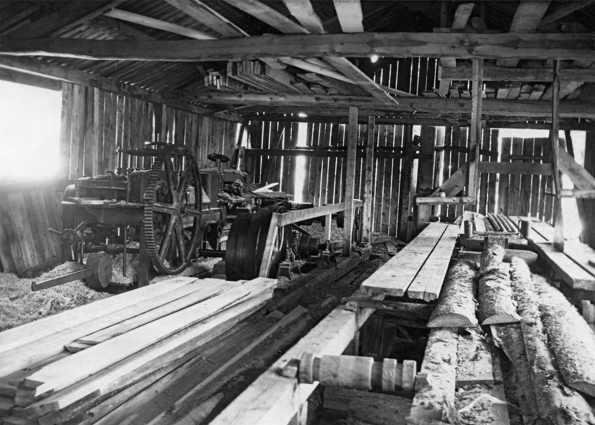 Interiør fra Sørgården sagbruk og høvleri i Hattfjelldal i Nordland, fotografert i 1927.  Sagbruksbygningen var en bordkledd bindingsverkskonstruksjon, med en stor åpning i den ene langveggen for inntak av tømmer (til høyre for høyre bildekant på dette fotografiet), og en mindre lysåpning på den veggen som vendte mot vassdraget (til venstre på bildet) .  Energi til saging og høvling ble hentet fra ei vassrenne, som ledet vann mot et roterende vasshjul, som satte et system av akslinger og drivreimer med forbindelser til sag og høvel i bevegelse.  Til høyre på dette fotografiet ser vi en todelt sagbenk med underbygning, ruller, brett (forbrett og styrebrett uten tverrlister) og overdekning av tre.  Stillverket, som brukes til å regulere tjukkelsen og bredden på bord og planker, var imidlertid utført av støpejern.  Det er rimelig å anta at stokkene på dette sagbruket ble kantet på den ene sida av sagbenken og kløyvd på den andre.  Da dette fotografiet ble tatt lå det en del korte, ubarkete hunbord mellom de to sagbenkene.  Til venstre i bildet lå det en del korte, nyskårne bord på golvet, hvorav enkelte hadde vankant.  Bakenfor ser vi en høvelmaskin av støpejern, som skal ha vært den eneste kutterhøvelen for trelast i Hattfjelldal da dette fotografiet ble tatt.  Ved siden av høvelen (til høyre) ser vi ei diger reimskive med en aksling som lå på golvet.  På takstolenes undergurter lå det en del bord.


I heftet «Susendalen 1827-1927», som skulle markere 100-årsjubileet for jordbruksbosettinga i dette dalføret, skriver forstmannen Otto Bugge følgende om sagbrukene i bygda:

«Der finnes i Susendalen ennu så rikelig med tømmerskog at en nogenlunde rimelig bebyggelse kan finne sted. De øvre satsskoger vil bli spart mest mulig til bygdebruk. Der finnes i Susendalen for tiden tre sagbruk, nemlig Svenskvoll sagbruk, Vallid sagbruk og Sørgården sagbruk og høvleri. Se billede nr. 12, 13 og 14.

Ved hjelp av disse sagbruk og Sørgård høvleri vil skogen kunne bespares betydelig, likesom den tidligere primitive husbygning nu er modernisert. …»

Dette fotografiet er gjengitt i heftet med denne underteksten: «Interiør fra Sørgården sagbruk og høvleri. Eies av Ole Sørgården.»