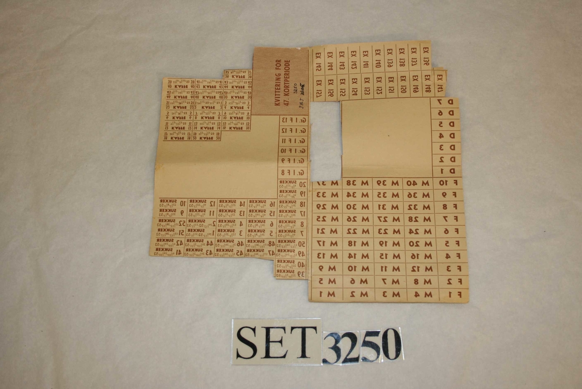 Rektangulært papirark delt inn i nummererte, rektangulære felt. Nokre felt klipte vekk.
