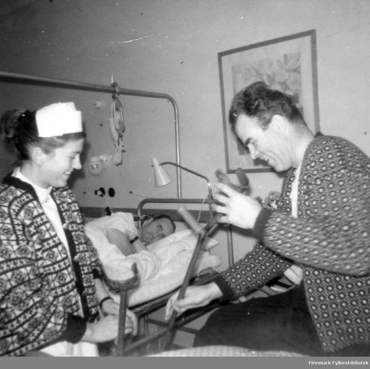 Pasient med krykker på Martina Hansens Hospital. 1965. Familiealbum tilhørende familien Klemetsen. Utlånt av Trygve Klemetsen. Periode: 1930-1960.