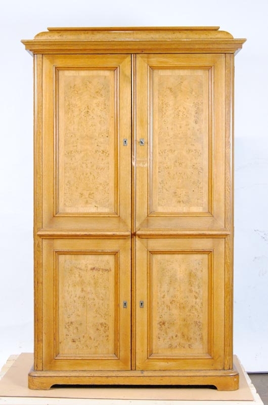 Skåp av ek med dubbeldörrar. Dörrspeglar och detaljer är av masurbjörk. Skåpet är ett av två som ursprungligen ska komma från Drottning Sofias vagn.
Skåpet har en toppskiva av ek som fällts in bakifrån med en teknik som kallas gradning. Det profilerade krönet är av masurbjörk. Skåpet har två dörrar med två dörrspeglar i vardera, samt två låsbleck av stål på varje dörr. Endast det övre högra är ett fungerande lås, medan övriga låsbleck är till som dekoration och för symmetrins skull.
Skåpet låses med en infälld låsskena, en såkallad spanjolett, som löper igenom hela den högra dörrens längd och fälls in i skåpet upptill och nertill när dörren är låst. Dörrarna har försänkta gångjärn av mässing, tre på varje dörr.
Ursprungligen har skåpet haft svarvade ben av ek, 277 mm höga, varav ett framben saknas. De främre benen skiljer sig från de bakre genom att de har en rundad sockel som ska följa skåpets nedre framsida.
I skåpets botten på insidan finns en utskuren rektangel med två hål där något varit fastskruvat.
Det finns även en hel del fasade hål i bakstycket för försänkta skruvar, antagligen för fastsättning i vägg.
Skåpet har fyra hyllplan av furu som vilar på bärande konsoler fastsatta i sidoväggarna. Dessa ser ut att vara sekundära eftersom arbetet är mycket enklare utfört.
Påklistrade lappar i skåpets vänstra sida med siffrorna 1-3 skvallrar om sekundär användning. På lapp 2 står det Motorlok, på lapp 3 Elektrolok. Inne i skåpets tak på den främre kanten sitter fyra mässingskrokar för kläder. Troligen har skåpet använts som garderob vid något tillfälle.

Historik: Det som ursprungligen var två skåp stod deponerade i olika SJ-tjänstemäns rum på Västgötabanans stationshus i Göteborg under flera år. Det ena återlämnades till museet 2014, medan det andra är försvunnet sedan länge.

Skåpet ska enligt uppgift komma från Drottning Sofias vagn.
Den vagn med samma namn som finns i Sveriges Järnvägsmuseums samlingar kom till 1891-92 då en tidigare sovvagn och salongsvagn byggdes ihop med ett nytt mittparti. De två ursprungsvagnarna tillverkades i Tyskland 1874, och vid sammanbyggningen behölls det mesta av inredningen. Däremot byttes klädseln i väggar och tak delvis ut mot ny samtidigt som inredningen genomgick en fullständig restaurering.
 
Efter drottning Sofias död 1913 behölls vagnen som kunglig vagn fram till 1927 då den togs över av museet. Den har aldrig renoverats, utan är enligt uppgift i det skick som den var när den togs ur trafik.

Ifall det stämmer att de två skåpen kom från drottning Sofias vagn måste det vara från någon av de två ursprungsvagnarna, eller någon annan vagn som har använts av drottning Sofia. Den vagn som finns i dag har ingen plats till skåpen, och det fattas heller inga möbler i den. Ej heller finns skåpen markerade på den ritning som fins av den befintliga vagnen.

Anmärkning: Ett nytt framben, Jvm 15072:5 har tillverkats av muséets finsnickare Stefan Carlsson som en kopia på det som saknas.