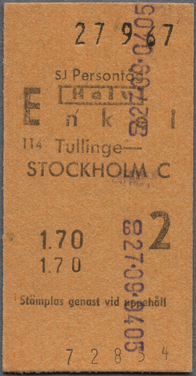 Brun Edmonsonsk biljett med tryckt text i svart:
"SJ Persontåg HALV Enkel 
Tullinge-STOCKHOLM C
1.70 2 
Stämplas genast vid uppehåll".
Ordet "HALV" är inramat. Nedre delen av biljetten har ett stort f, på vänster sida och ett å på höger sida, som står inom svarta cirklar. Biljetten har datumet "27 9 67" stämplat i svart, högst upp. Längst ner står biljettnumret "72854". Det finns lilafärgade siffror efter en stämpel.