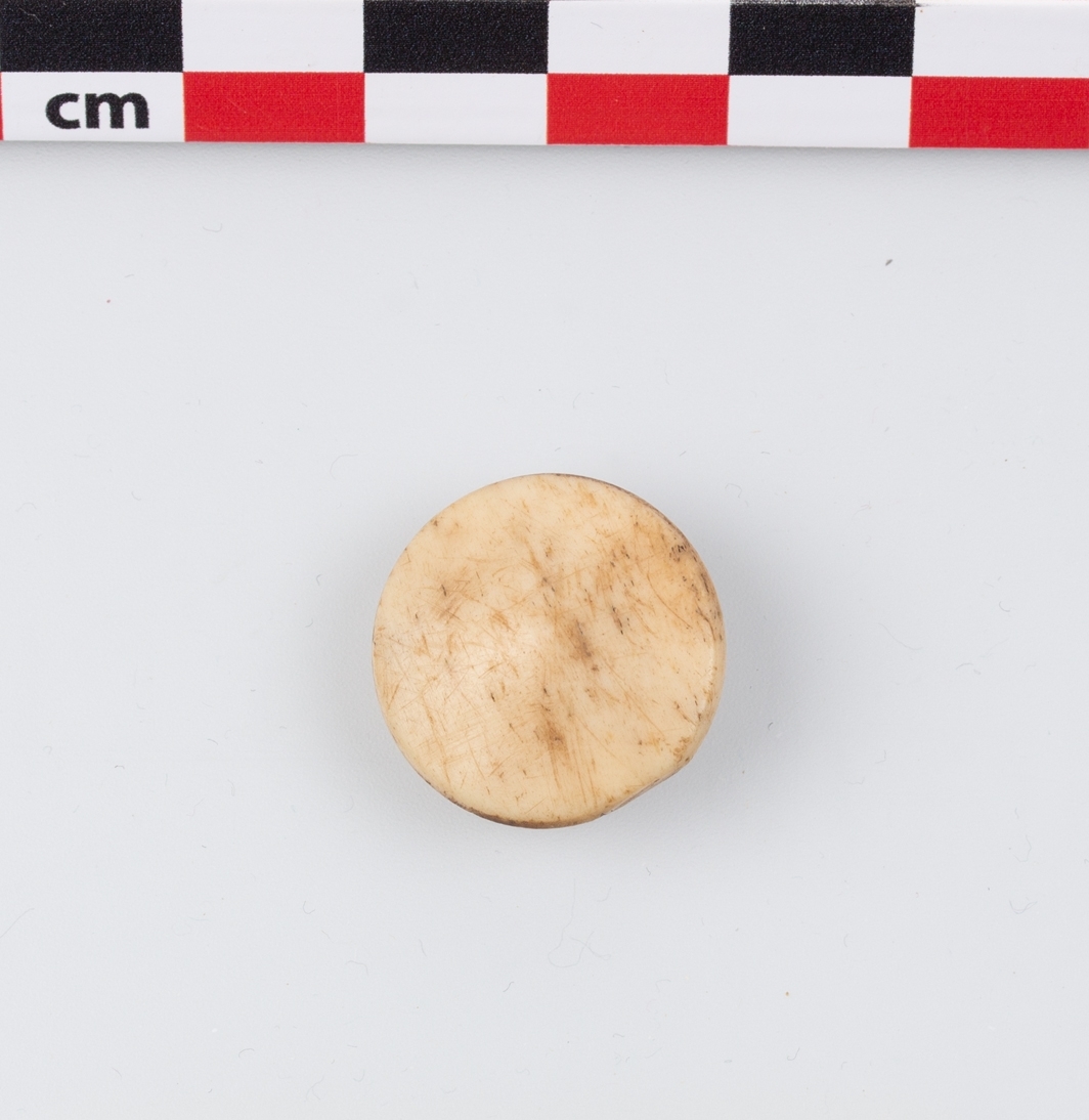 Tregjenstand: Knapp, bein, funnet i Vågen i Bergen.