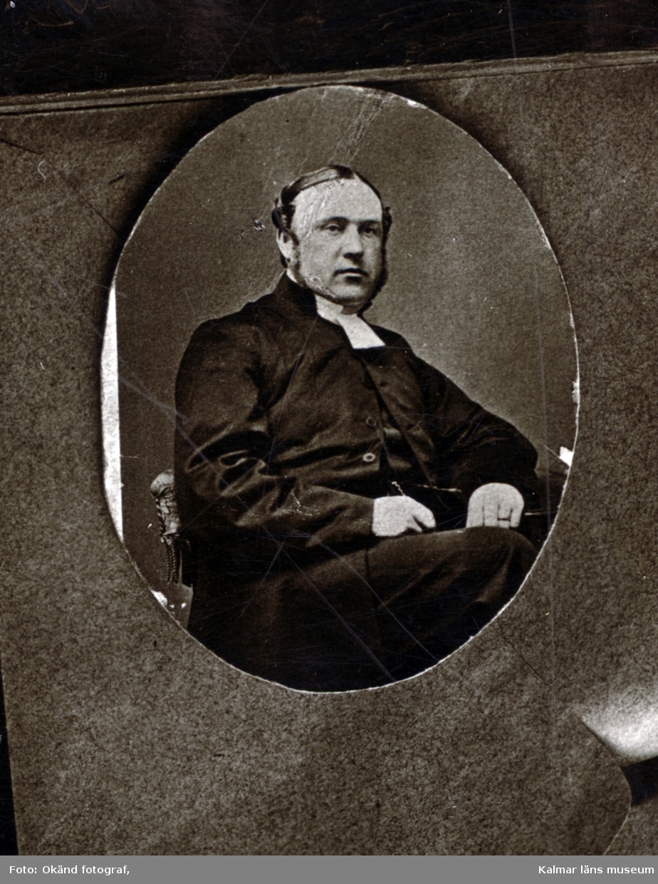 Född 1833 i Kalmar, son av sedermera prosten i Högsby N.J.Löfgren. Studerande i Uppsala 1854, prästvigd 1860. Komminister i Voxtorp 1867. Död 14/9 1873.