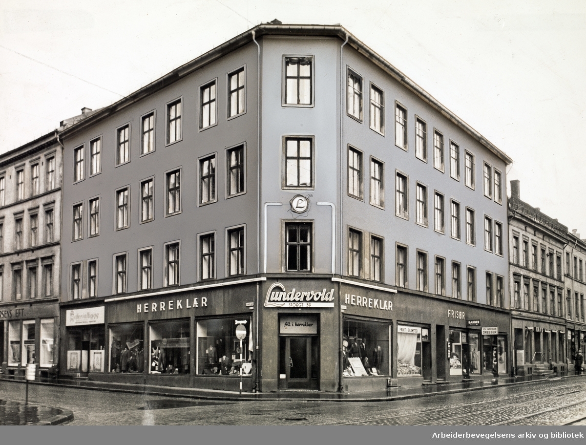 De Samvirkende Fagforeningers eiendom, Storgata 39 i Oslo. Reklameskilt for forretningen Lundervold herreklær..Udatert.