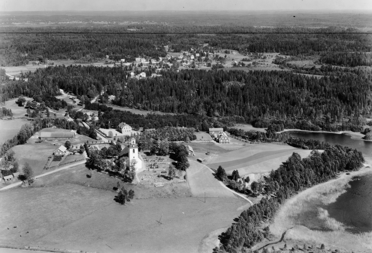 Flygfoto över området runt Södra Hestra Kyrka vid Broaryd i Gislaveds kommun. Nr G 1377.
