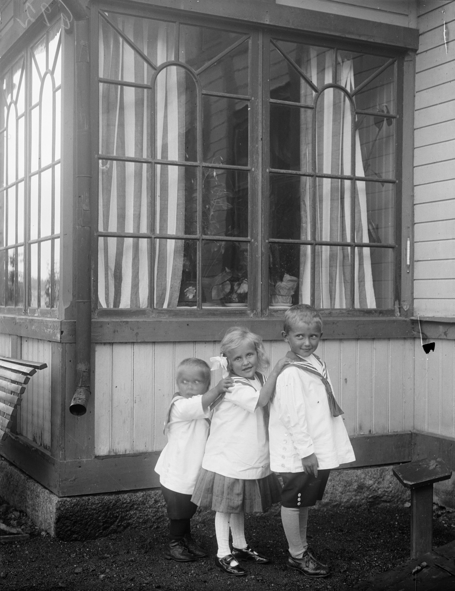 Olle, Anna-Lisa och Lars Torsmark framför verandan, Nibble, Torstuna socken, Uppland