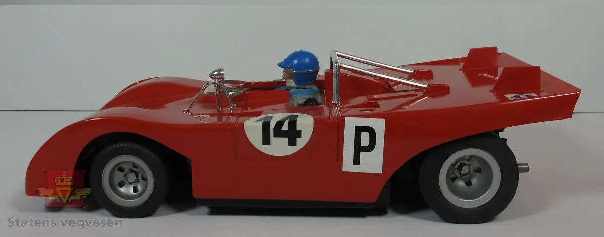 Miniatyr, lekebil i papp. Farge blå, med bilde av bilen. Bilen har hovedsakelig fargen rødt overalt, men har tallet 15 på overflaten foran kjøreren. Skala 1:12
