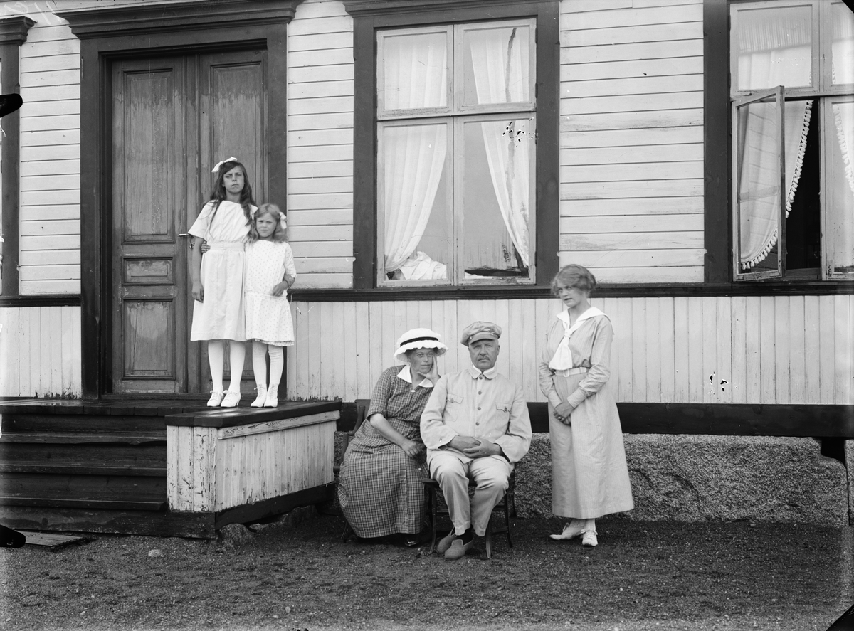 Familj framför bostadshus, Uppland