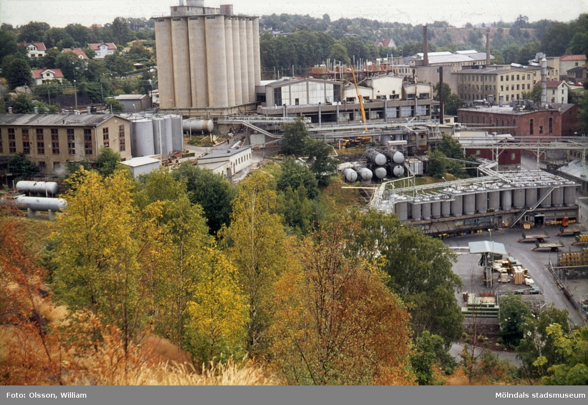 Soabs silotorn (för linfrö) och industriområde. Troligen i mitten av 1970-talet.  Den gula byggnaden längst till vänster (MAF) kläddes om med grön plåt, 1977/78.