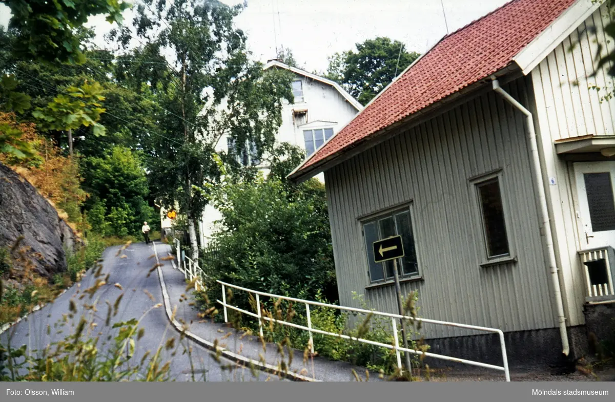 Samuel Norbergsgatan – Friareliden, okänt årtal. Den enkelriktade backen svänger åt höger utefter Störtfjället. Två bostadshus ses till höger. Framför husen ligger en trottoar.